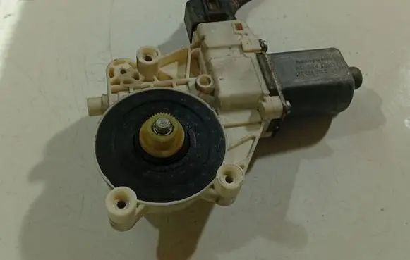 Ford Mondeo MK IV Front door window regulator motor 0130822287