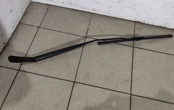 Peugeot Traveller Front wiper blade arm 06461A