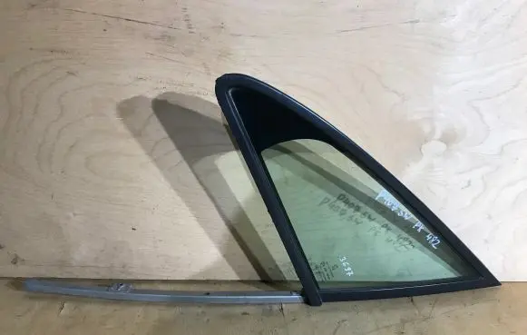 Peugeot 407 Front door vent window glass four-door 