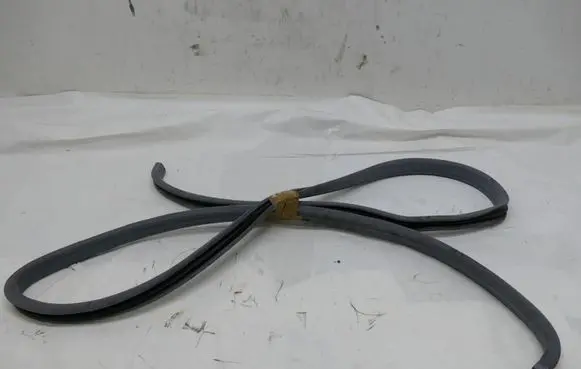 Mercedes-Benz E W124 Rear door rubber seal (on body) 