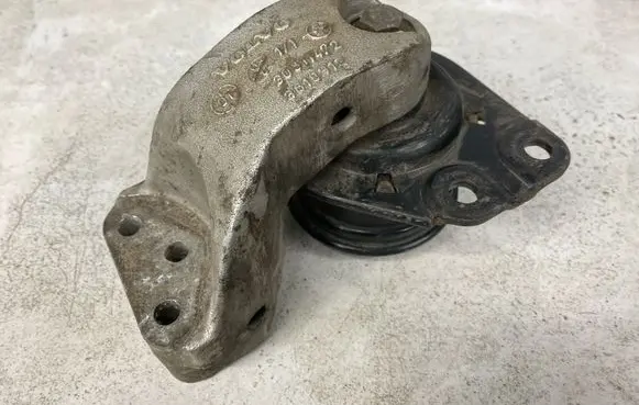 Volvo S40, V40 Engine mount bracket 30611472
