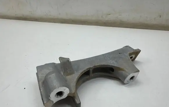 Engine mounting bracket