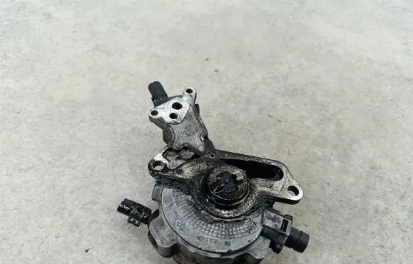 Volkswagen PASSAT B6 Vacuum pump 038145209N