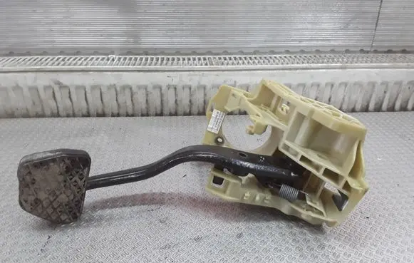 BMW 5 E60 E61 Brake pedal 676922103