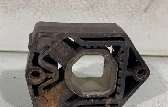 Volkswagen PASSAT B6 Radiator mount bracket 1K0121367D