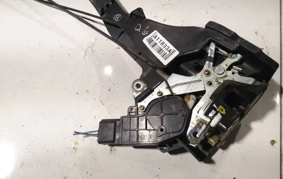 Toyota Avensis Verso Rear door lock 