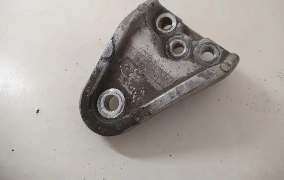Hyundai Tucson JM Engine mounting bracket