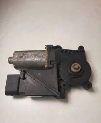 Mercedes-Benz E W210 Front door window regulator motor 0130821698