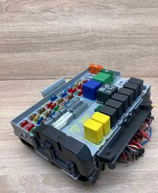 Opel Zafira A Fuse module 24412497 24431677