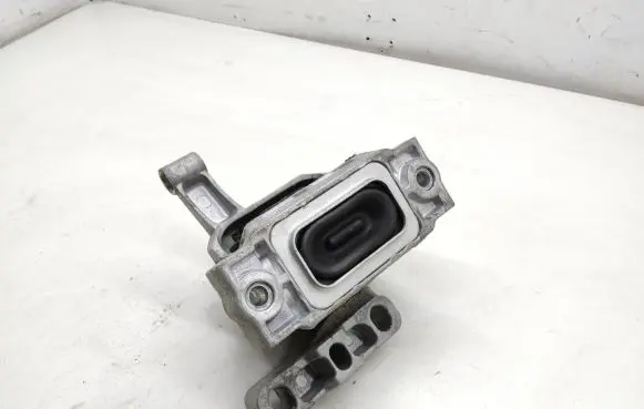 Volkswagen Tiguan Engine mount bracket 5N0199262F