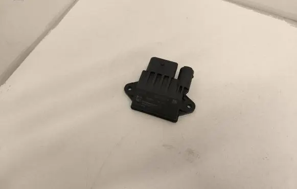 Mercedes-Benz R W251 Glow plug pre-heat relay 0522140709 19046016811 E2110021048