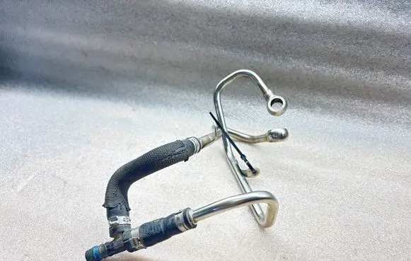 Coolant pipe/hose