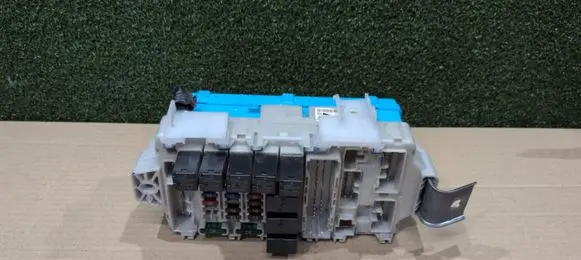 Mitsubishi Pajero Fuse module G8C527M 8637A562 612180816