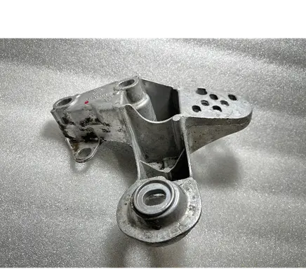 Engine mounting bracket