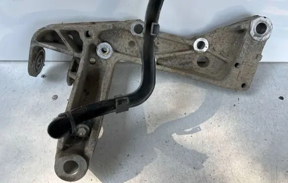Volkswagen Touran I Engine mounting bracket 1K0199295F
