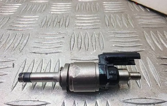 Volvo V40 Fuel injector 31478608