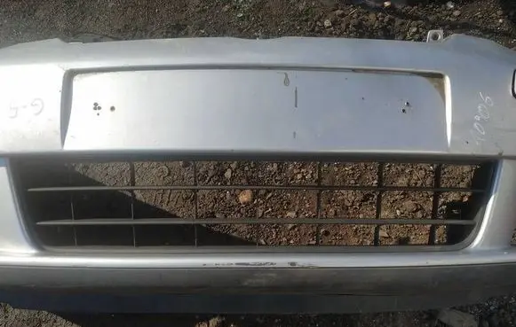 Volkswagen Golf V Front bumper lower grill 