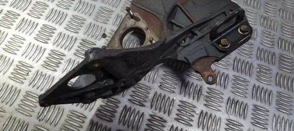 Nissan Primera Engine mounting bracket