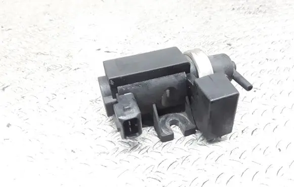 BMW 5 E39 Turbo solenoid valve 72279600 2247906