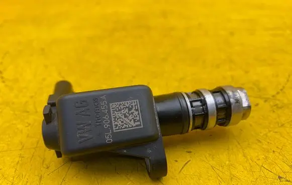 Volkswagen Golf VIII Oil pressure sensor 05L906455A