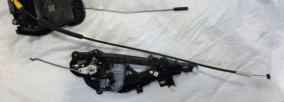 Opel Astra K Front door lock 915C3039071A