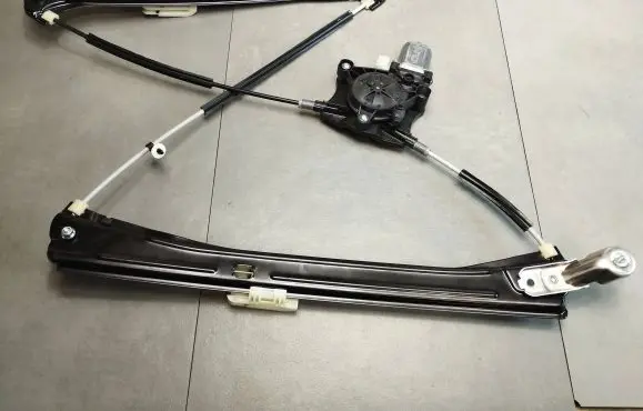 Volkswagen Tiguan Front door window regulator with motor 5NA837462A