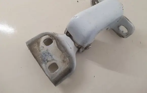Opel Vivaro Front door lower hinge 