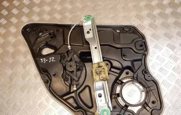 Rear window lifting mechanism without motor
