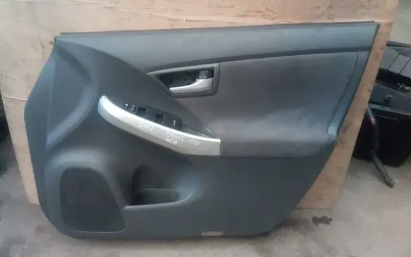 Toyota Prius (XW30) Front door card panel trim