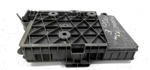 Renault Megane II Battery tray 8200166032