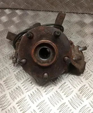 Toyota Corolla Verso AR10 Front wheel hub