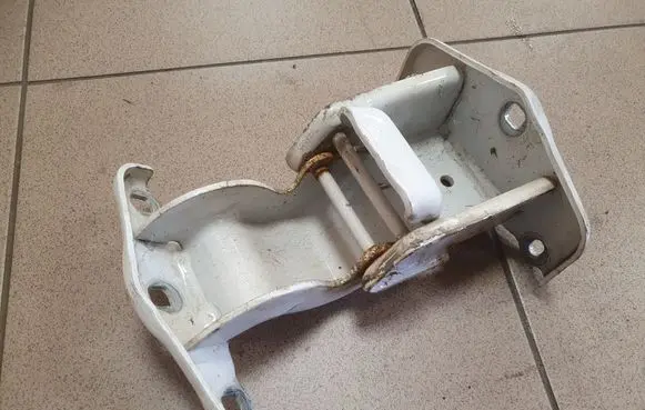 Opel Vivaro Loading door upper hinge 