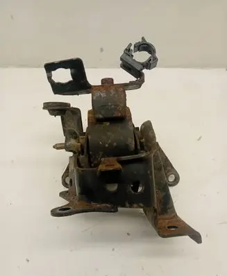 Nissan X-Trail T30 Engine mount bracket