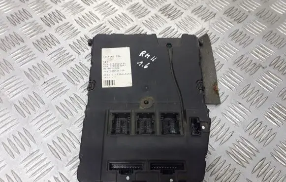 Renault Megane II Fuse box set 8200306434
