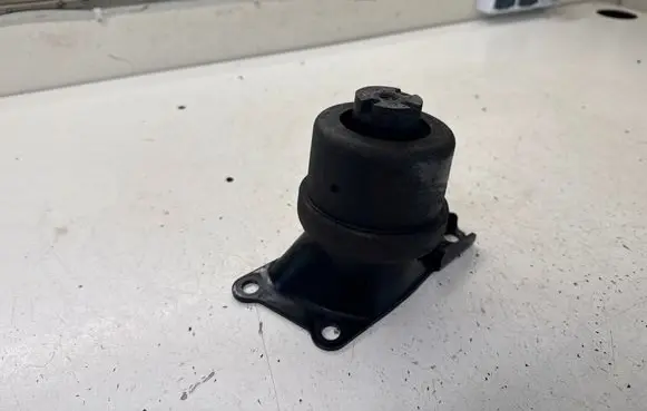 Volkswagen Multivan T5 Engine mount bracket 7H0199256H