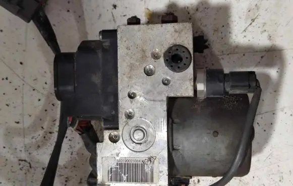 Nissan X-Trail T30 ABS Pump 476008H710