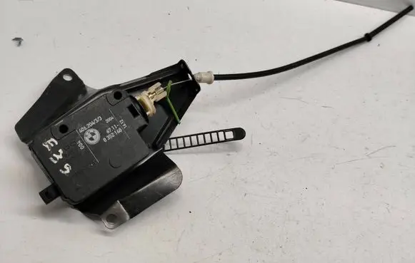 BMW 5 E39 Fuel tank cap lock motor 8352168 40620433 67118352168