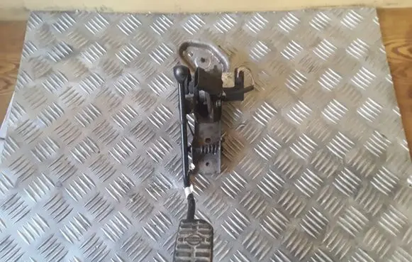 Nissan Almera N16 Accelerator throttle pedal 0281002425 189195M300