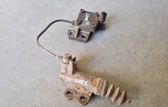 Clutch slave cylinder