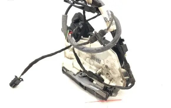 Volkswagen Golf VII Front door lock 5K1837016D