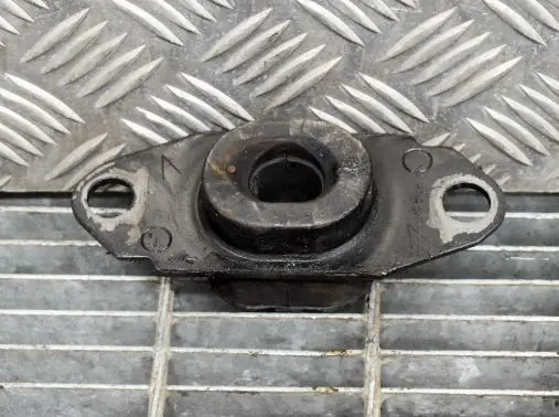 Nissan Juke I F15 Engine mount bracket