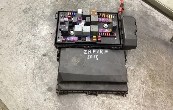 Opel Zafira C Fuse module C11000139