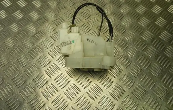 Subaru Legacy Front door lock 71218 T1362