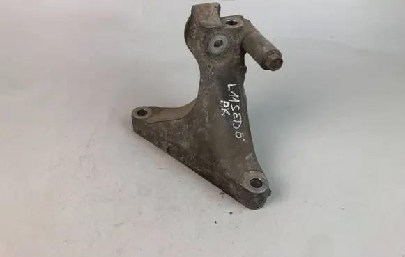Subaru Legacy Engine mounting bracket