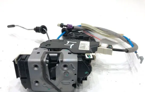 Mercedes-Benz A W176 Rear door lock 