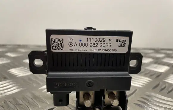 Mercedes-Benz C W204 Charging relay A0009822023