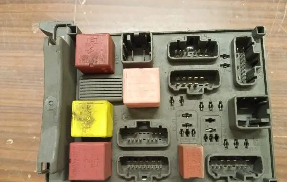 Renault Espace - Grand espace IV Fuse module 518832019 8200283812 8200004201E