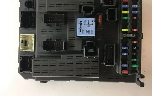 Peugeot 807 Fuse module 9651938180
