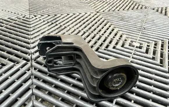 Volvo XC90 Air filter cleaner box bracket assembly 31370343