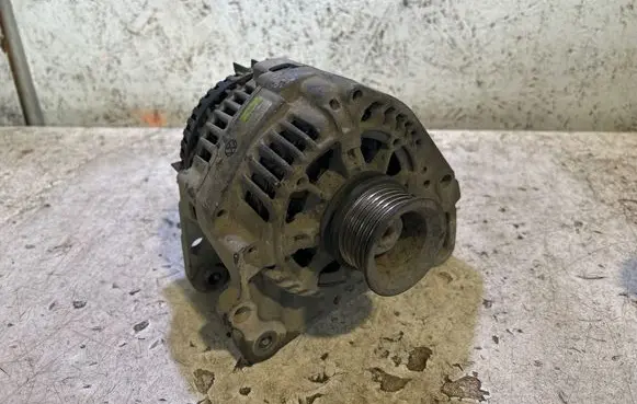 Volkswagen Golf III Generator/alternator 030903023E